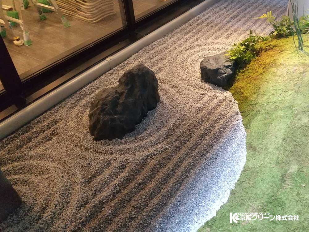 マンションエントランスの坪庭